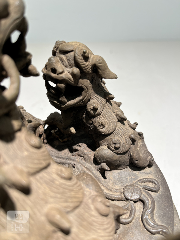 明嘉靖 铜太狮少狮钮朝冠耳熏炉 - 图9